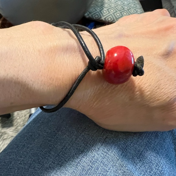 Simple adjustable bracelet-porcelain bead on leather - Picture 7 of 7